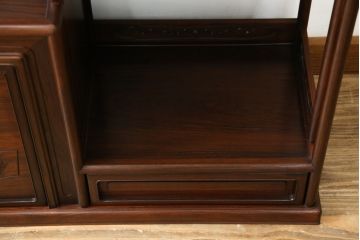 中古　伝統工芸　大阪唐木指物　漆塗り　紫檀(シタン)材製　在銘萬翠　扇の彫刻入りの飾り棚(茶棚、キャビネット)(R-056714)