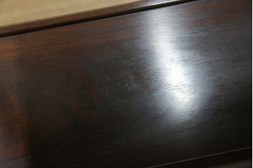 中古　伝統工芸　大阪唐木指物　漆塗り　紫檀(シタン)材製　在銘萬翠　扇の彫刻入りの飾り棚(茶棚、キャビネット)(R-056714)