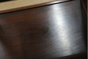 中古　伝統工芸　大阪唐木指物　漆塗り　紫檀(シタン)材製　在銘萬翠　扇の彫刻入りの飾り棚(茶棚、キャビネット)(R-056714)