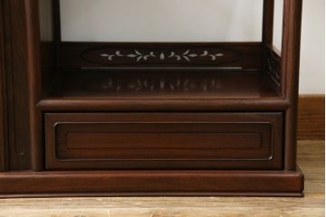 中古　伝統工芸　大阪唐木指物　漆塗り　紫檀(シタン)材製　在銘萬翠　扇の彫刻入りの飾り棚(茶棚、キャビネット)(R-056714)