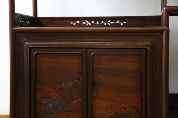 中古　伝統工芸　大阪唐木指物　漆塗り　紫檀(シタン)材製　在銘萬翠　扇の彫刻入りの飾り棚(茶棚、キャビネット)(R-056714)