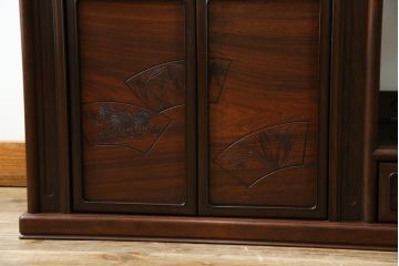 中古　伝統工芸　大阪唐木指物　漆塗り　紫檀(シタン)材製　在銘萬翠　扇の彫刻入りの飾り棚(茶棚、キャビネット)(R-056714)