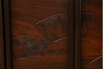 中古　伝統工芸　大阪唐木指物　漆塗り　紫檀(シタン)材製　在銘萬翠　扇の彫刻入りの飾り棚(茶棚、キャビネット)(R-056714)