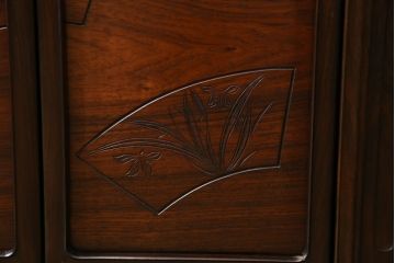 中古　伝統工芸　大阪唐木指物　漆塗り　紫檀(シタン)材製　在銘萬翠　扇の彫刻入りの飾り棚(茶棚、キャビネット)(R-056714)
