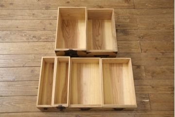 和製アンティーク　美品　前面桐材製　上品な木肌と力強い金具が魅力的な最上箪笥(時代箪笥、桐たんす、衣装箪笥、引き出し)(R-056722)