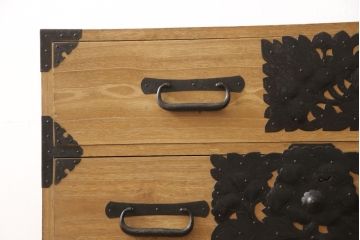 和製アンティーク　美品　前面桐材製　上品な木肌と力強い金具が魅力的な最上箪笥(時代箪笥、桐たんす、衣装箪笥、引き出し)(R-056722)