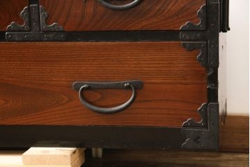 和製アンティーク　前面欅材　コンパクトですっきり収まる刀箪笥ローボード(テレビ台、テレビボード、時代箪笥、和タンス)(R-056738)