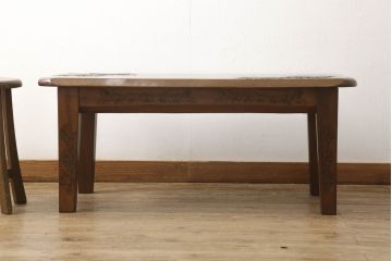 中古　美品　軽井沢彫り　天板の優しい曲線と繊細な桜の彫りが上品な雰囲気を醸し出すセンターテーブル(ローテーブル、座卓)(R-056740)