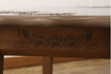 中古　美品　軽井沢彫り　天板の優しい曲線と繊細な桜の彫りが上品な雰囲気を醸し出すセンターテーブル(ローテーブル、座卓)(R-056740)