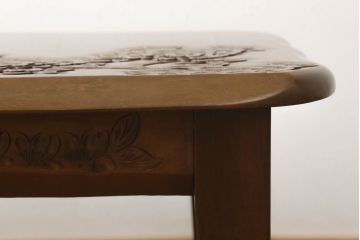 中古　美品　軽井沢彫り　天板の優しい曲線と繊細な桜の彫りが上品な雰囲気を醸し出すセンターテーブル(ローテーブル、座卓)(R-056740)