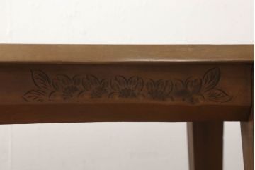 中古　美品　軽井沢彫り　天板の優しい曲線と繊細な桜の彫りが上品な雰囲気を醸し出すセンターテーブル(ローテーブル、座卓)(R-056740)