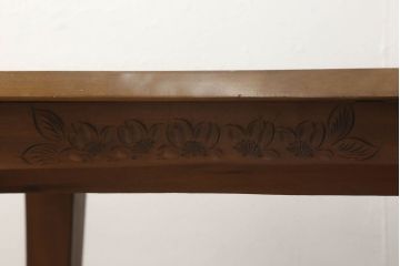 中古　美品　軽井沢彫り　天板の優しい曲線と繊細な桜の彫りが上品な雰囲気を醸し出すセンターテーブル(ローテーブル、座卓)(R-056740)