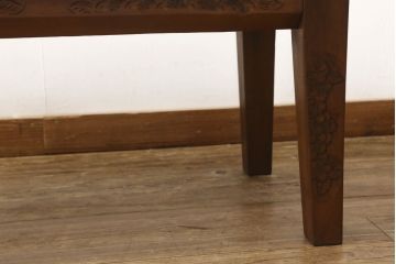 中古　美品　軽井沢彫り　天板の優しい曲線と繊細な桜の彫りが上品な雰囲気を醸し出すセンターテーブル(ローテーブル、座卓)(R-056740)