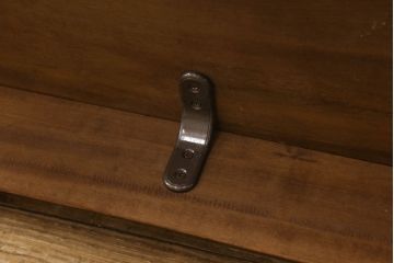 中古　美品　軽井沢彫り　天板の優しい曲線と繊細な桜の彫りが上品な雰囲気を醸し出すセンターテーブル(ローテーブル、座卓)(R-056740)