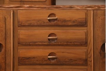 中古　美品　漆塗り　総屋久杉材　無垢材の重厚さが漂う茶棚(茶箪笥、水屋箪笥、飾り棚)(R-056743)