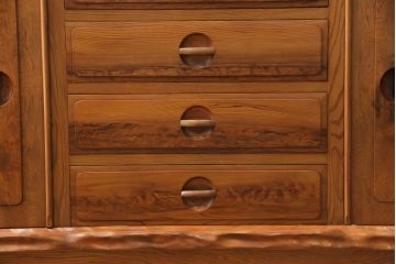 中古　美品　漆塗り　総屋久杉材　無垢材の重厚さが漂う茶棚(茶箪笥、水屋箪笥、飾り棚)(R-056743)