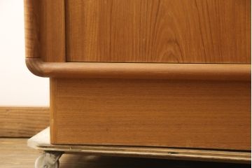 デンマークビンテージ　北欧デザインのシャッター蛇腹扉付きサイドボード(キャビネット、テレビ台、リビングボード、ヴィンテージ)(R-056748)