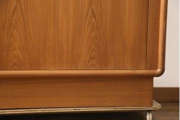 デンマークビンテージ　北欧デザインのシャッター蛇腹扉付きサイドボード(キャビネット、テレビ台、リビングボード、ヴィンテージ)(R-056748)