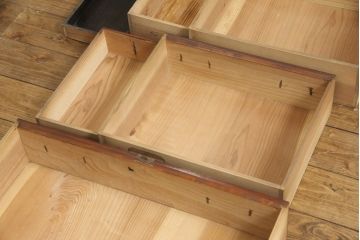 和製アンティーク　前面ケヤキ材　明治大正期　存在感たっぷりの金具が目を引く庄内小箪笥(収納箪笥、時代箪笥、和たんす)(R-056750)