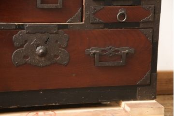 和製アンティーク　前面ケヤキ材　明治大正期　存在感たっぷりの金具が目を引く庄内小箪笥(収納箪笥、時代箪笥、和たんす)(R-056750)