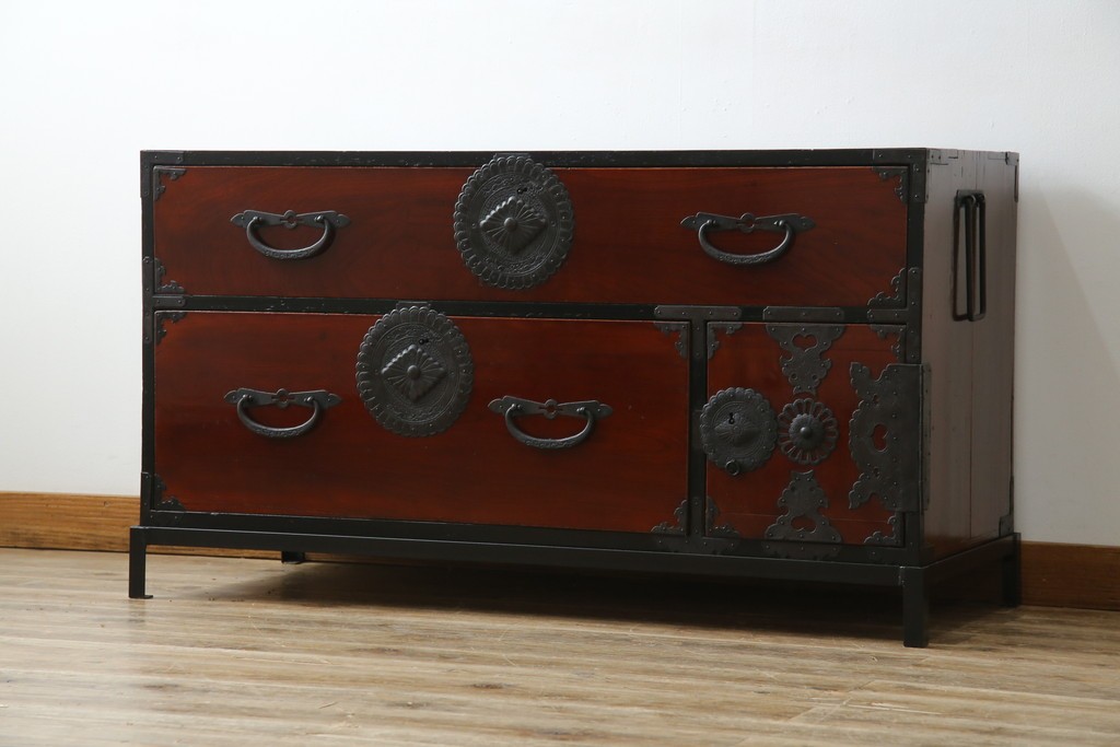 和製アンティーク　前面ケヤキ材　和モダンなアイアンスタンド付き相馬箪笥　(R-056771)