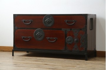 和製アンティーク　前面ケヤキ材　和モダンなアイアンスタンド付き相馬箪笥　(R-056771)