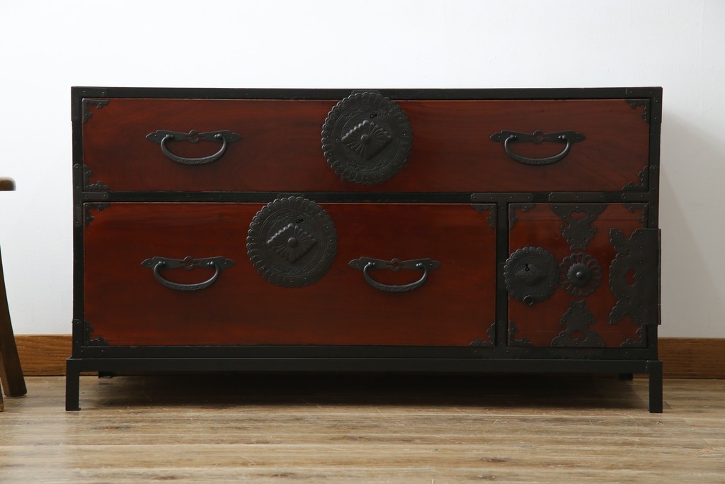 和製アンティーク　前面ケヤキ材　和モダンなアイアンスタンド付き相馬箪笥　(R-056771)