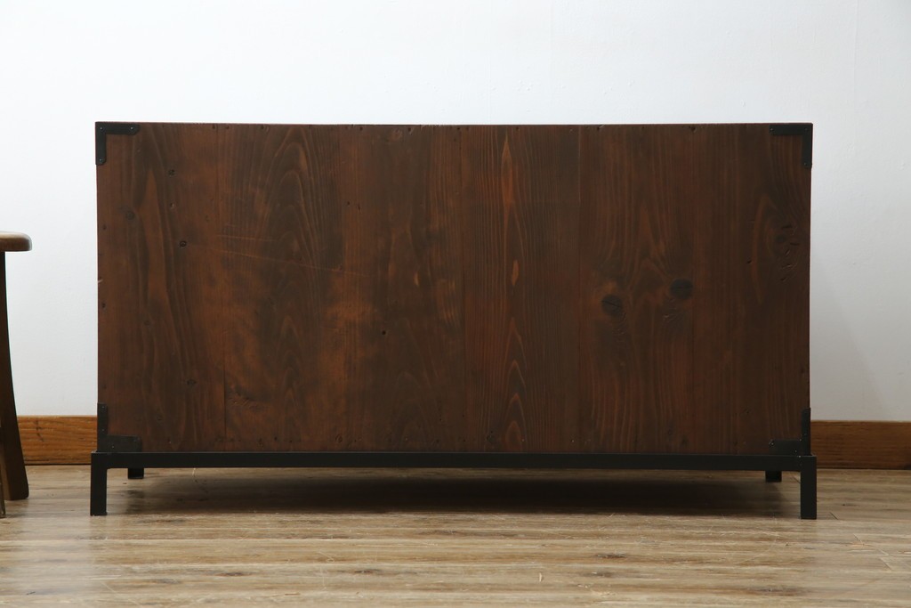 和製アンティーク　前面ケヤキ材　和モダンなアイアンスタンド付き相馬箪笥　(R-056771)