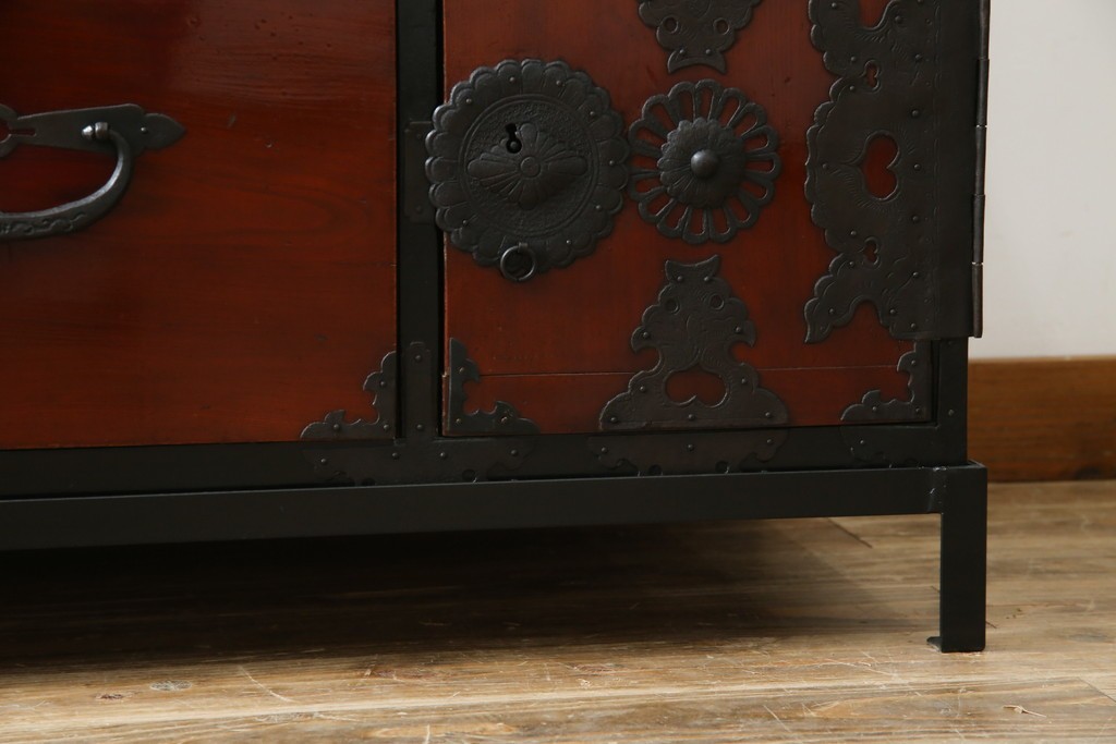 和製アンティーク　前面ケヤキ材　和モダンなアイアンスタンド付き相馬箪笥　(R-056771)