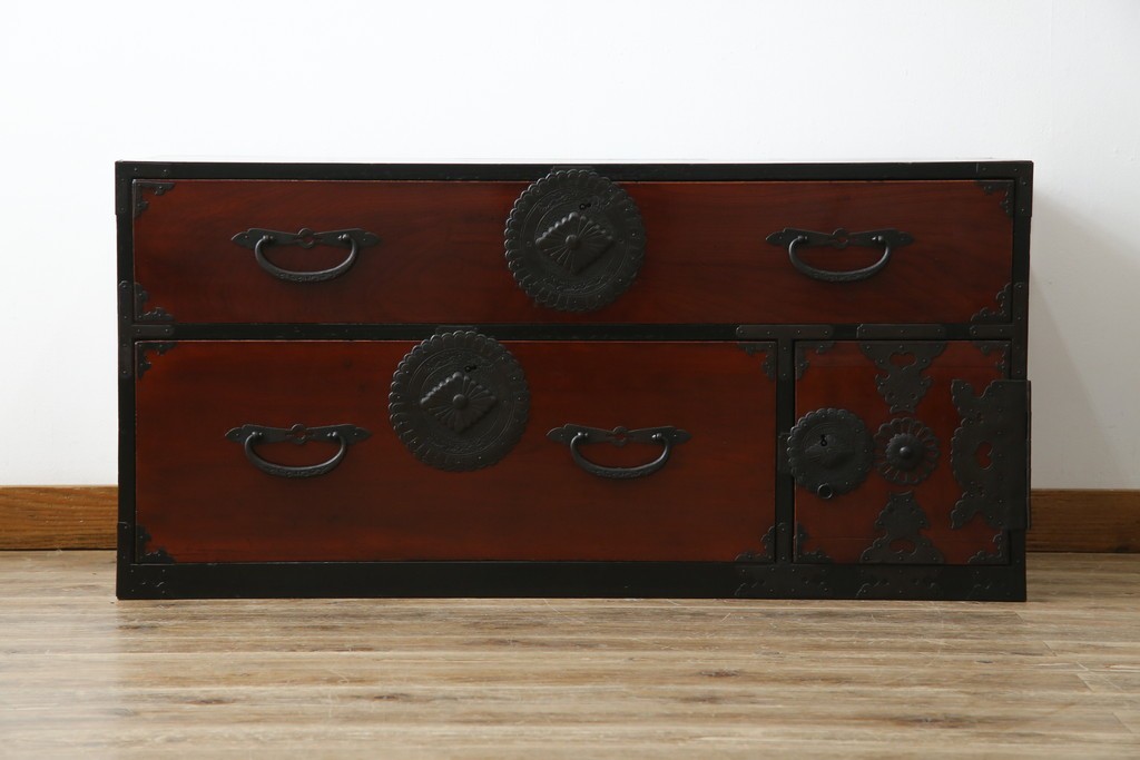 和製アンティーク　前面ケヤキ材　和モダンなアイアンスタンド付き相馬箪笥　(R-056771)