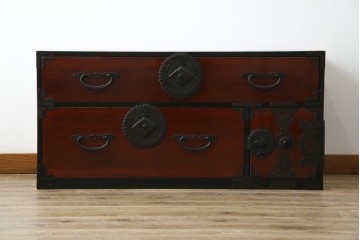 和製アンティーク　前面ケヤキ材　和モダンなアイアンスタンド付き相馬箪笥　(R-056771)