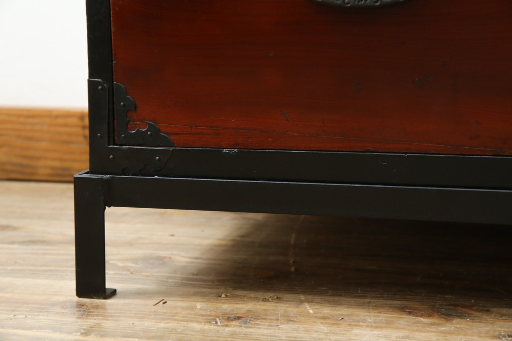 和製アンティーク　前面ケヤキ材　和モダンなアイアンスタンド付き相馬箪笥　(R-056771)