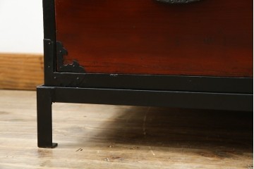 和製アンティーク　前面ケヤキ材　和モダンなアイアンスタンド付き相馬箪笥　(R-056771)