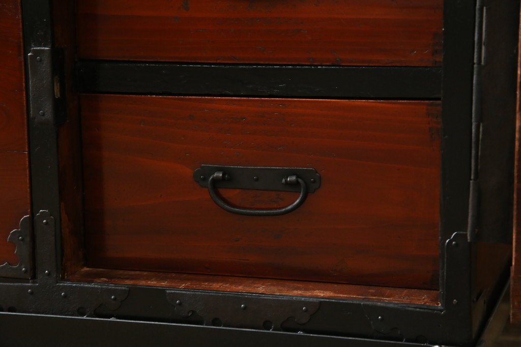 和製アンティーク　前面ケヤキ材　和モダンなアイアンスタンド付き相馬箪笥　(R-056771)