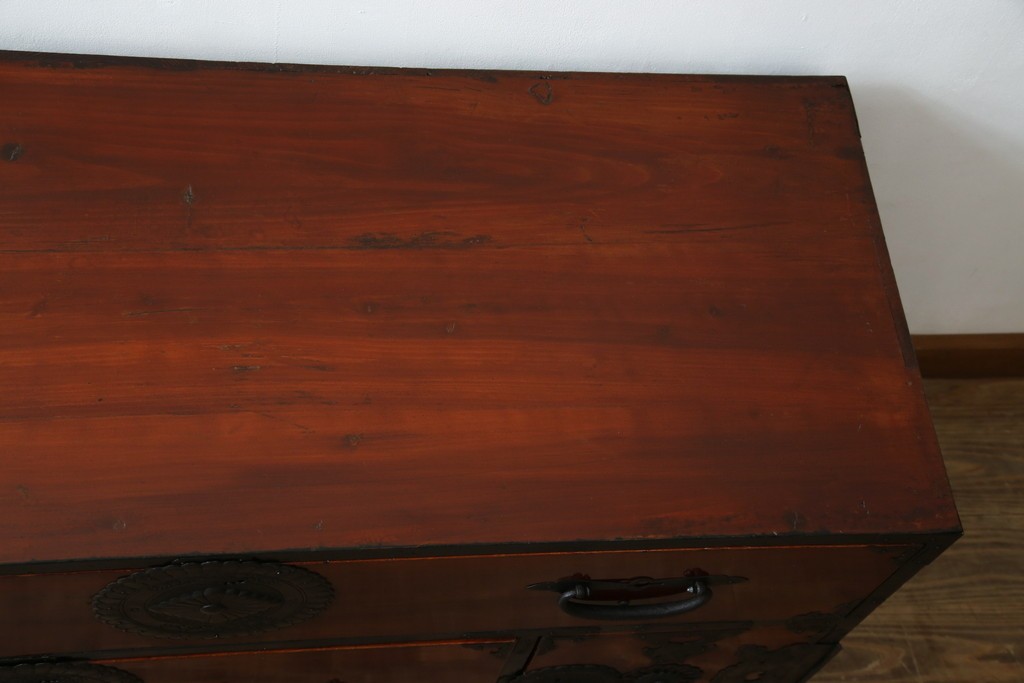 和製アンティーク　前面ケヤキ材　和モダンなアイアンスタンド付き相馬箪笥　(R-056771)