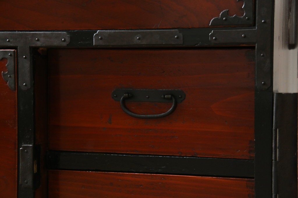 和製アンティーク　前面ケヤキ材　和モダンなアイアンスタンド付き相馬箪笥　(R-056771)