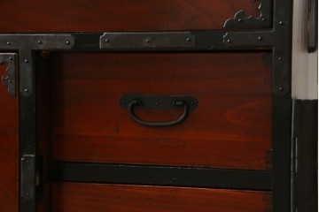 和製アンティーク　前面ケヤキ材　和モダンなアイアンスタンド付き相馬箪笥　(R-056771)