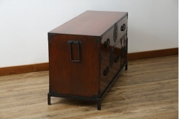 和製アンティーク　前面ケヤキ材　和モダンなアイアンスタンド付き相馬箪笥　(R-056771)