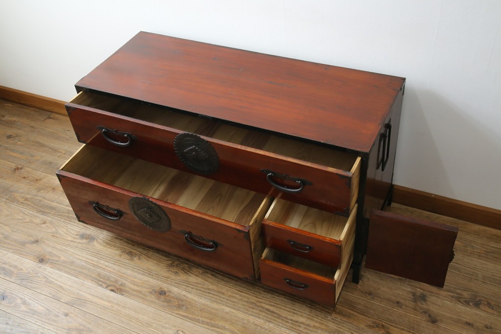 和製アンティーク　前面ケヤキ材　和モダンなアイアンスタンド付き相馬箪笥　(R-056771)