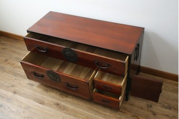 和製アンティーク　前面ケヤキ材　和モダンなアイアンスタンド付き相馬箪笥　(R-056771)