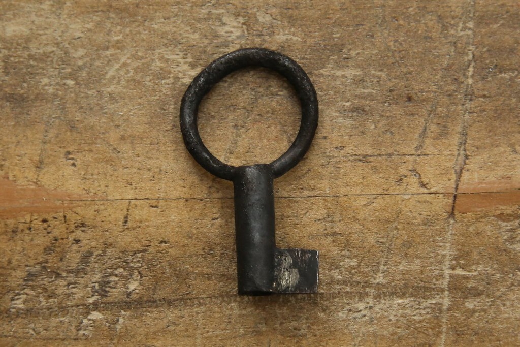 和製アンティーク　前面ケヤキ材　和モダンなアイアンスタンド付き相馬箪笥　(R-056771)