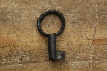 和製アンティーク　前面ケヤキ材　和モダンなアイアンスタンド付き相馬箪笥　(R-056771)