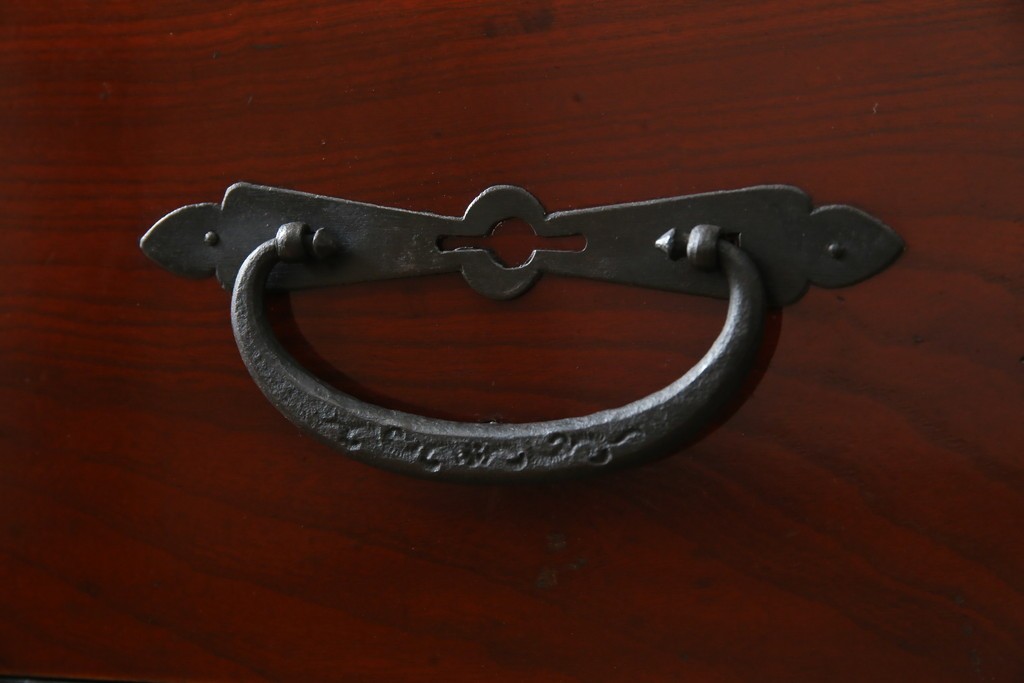 和製アンティーク　前面ケヤキ材　和モダンなアイアンスタンド付き相馬箪笥　(R-056771)