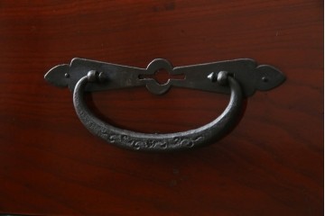 和製アンティーク　前面ケヤキ材　和モダンなアイアンスタンド付き相馬箪笥　(R-056771)