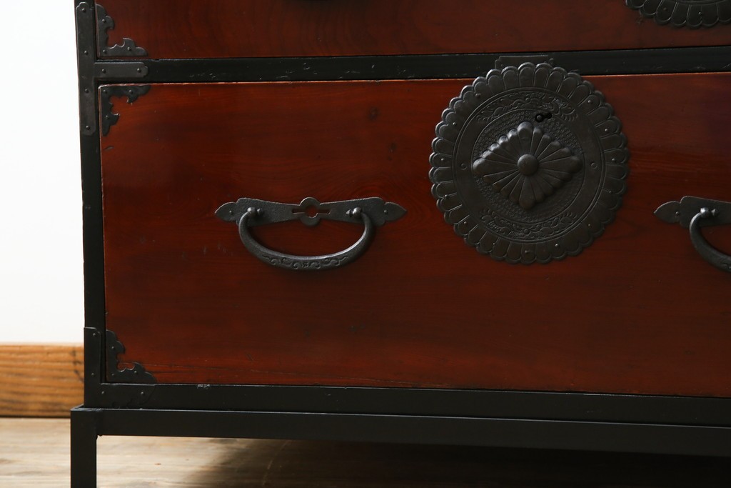 和製アンティーク　前面ケヤキ材　和モダンなアイアンスタンド付き相馬箪笥　(R-056771)