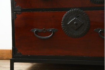 和製アンティーク　前面ケヤキ材　和モダンなアイアンスタンド付き相馬箪笥　(R-056771)