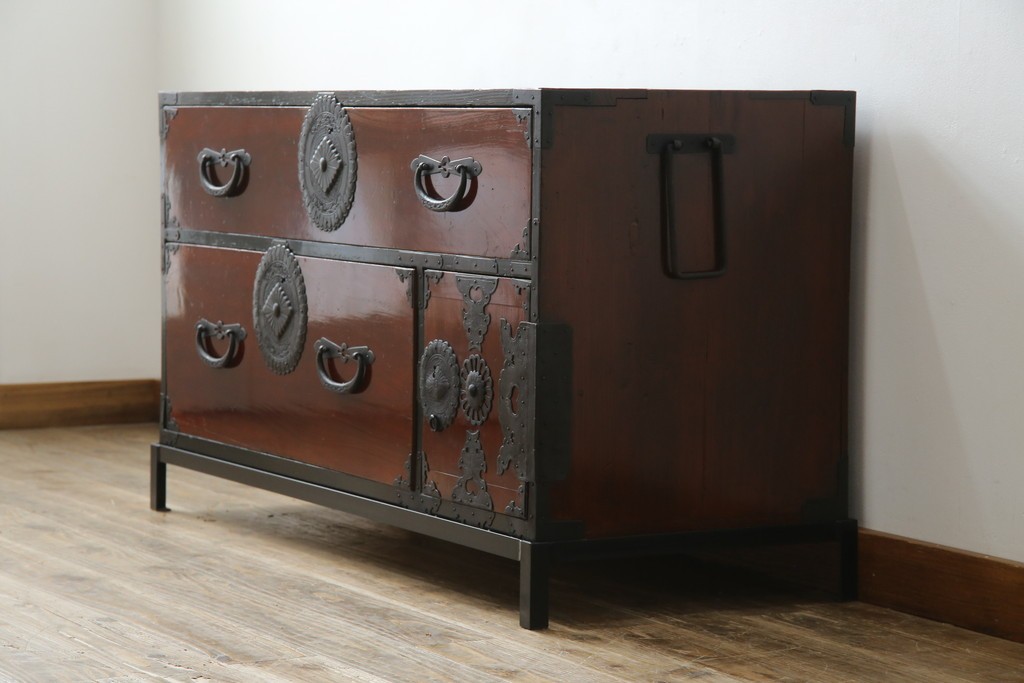 和製アンティーク　前面ケヤキ材　和モダンなアイアンスタンド付き相馬箪笥　(R-056771)