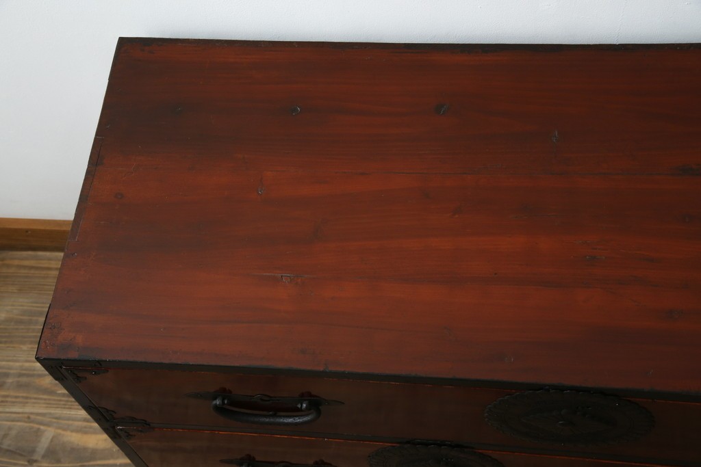 和製アンティーク　前面ケヤキ材　和モダンなアイアンスタンド付き相馬箪笥　(R-056771)