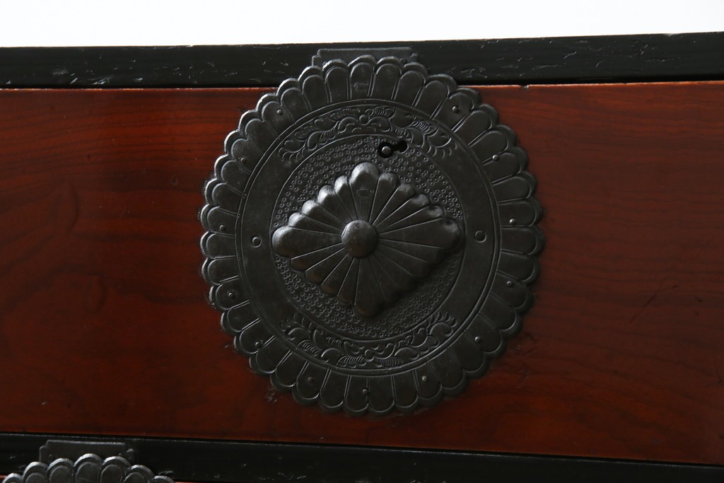 和製アンティーク　前面ケヤキ材　和モダンなアイアンスタンド付き相馬箪笥　(R-056771)