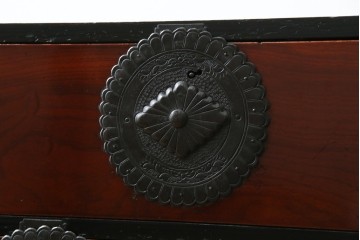 和製アンティーク　前面ケヤキ材　和モダンなアイアンスタンド付き相馬箪笥　(R-056771)